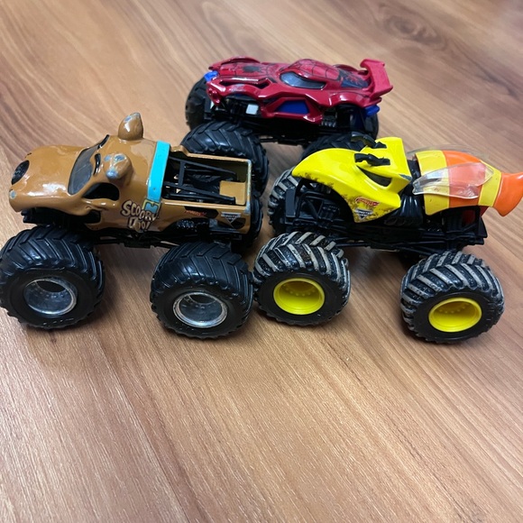Monster Jam Truck 11 pc Set - Picture 6 of 7